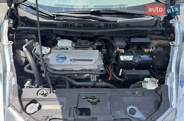 Хэтчбек Nissan Leaf 2011 в 