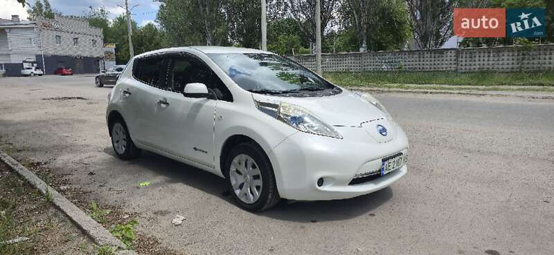 Хетчбек Nissan Leaf 2015 в Дніпрі