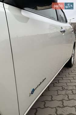 Хэтчбек Nissan Leaf 2012 в 