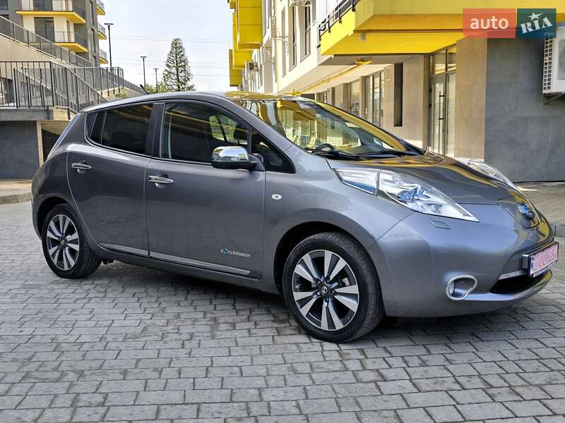 Хетчбек Nissan Leaf 2013 в 