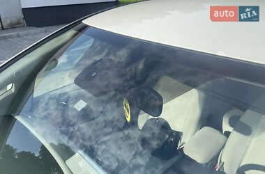 Хэтчбек Nissan Leaf 2012 в 