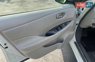Хэтчбек Nissan Leaf 2012 в 