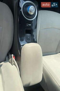 Хэтчбек Nissan Leaf 2012 в 