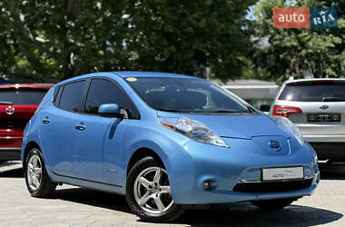 Хэтчбек Nissan Leaf 2013 в 