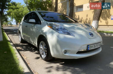 Хэтчбек Nissan Leaf 2012 в 