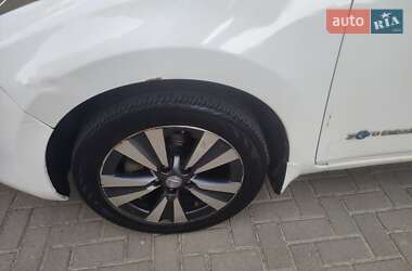 Хэтчбек Nissan Leaf 2015 в 