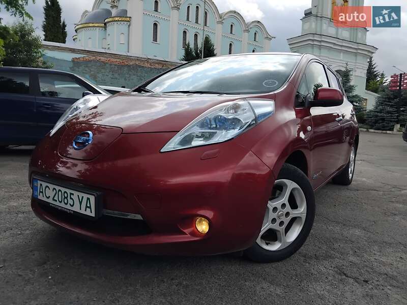 Хэтчбек Nissan Leaf 2012 в 