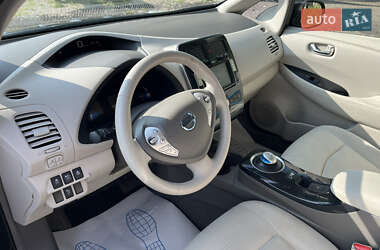 Хэтчбек Nissan Leaf 2012 в 