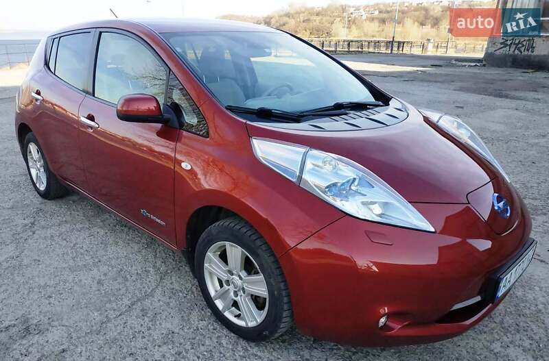Хэтчбек Nissan Leaf 2012 в 