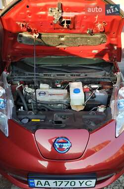 Хэтчбек Nissan Leaf 2012 в 