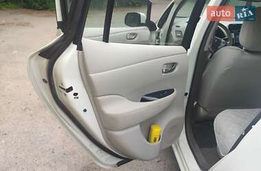Хэтчбек Nissan Leaf 2012 в 