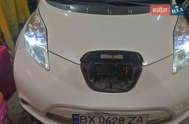 Хэтчбек Nissan Leaf 2012 в 
