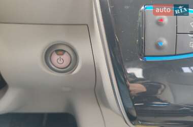 Хэтчбек Nissan Leaf 2012 в 