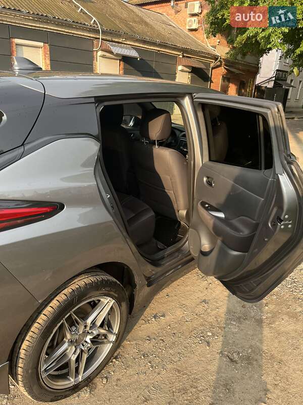 Хэтчбек Nissan Leaf 2018 в Умани