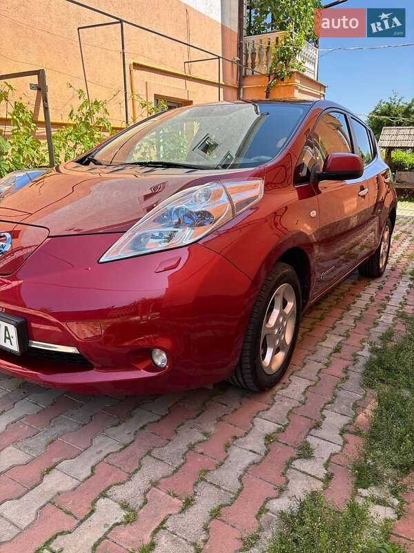 Хетчбек Nissan Leaf 2012 в Чернівцях