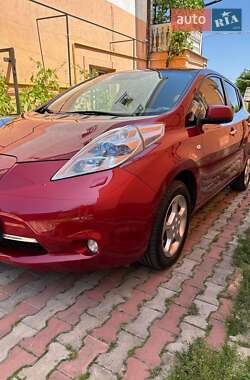 Хэтчбек Nissan Leaf 2012 в 