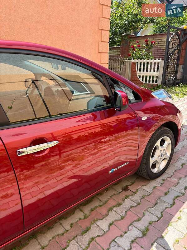 Хетчбек Nissan Leaf 2012 в Чернівцях