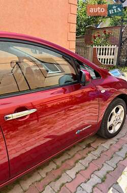Хэтчбек Nissan Leaf 2012 в 