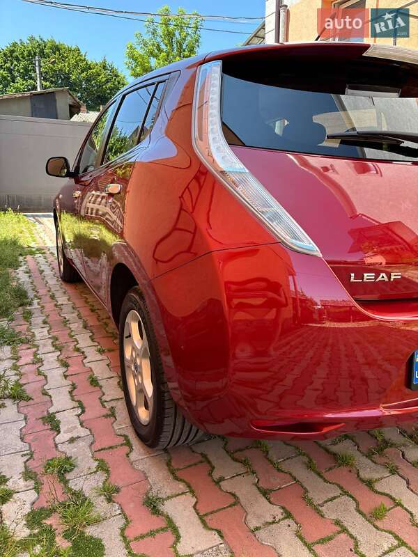 Хетчбек Nissan Leaf 2012 в Чернівцях