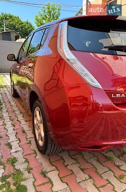 Хэтчбек Nissan Leaf 2012 в 