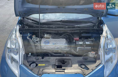 Хэтчбек Nissan Leaf 2012 в 