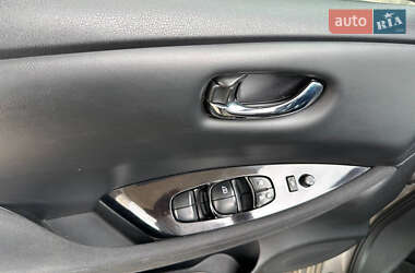 Хэтчбек Nissan Leaf 2015 в 