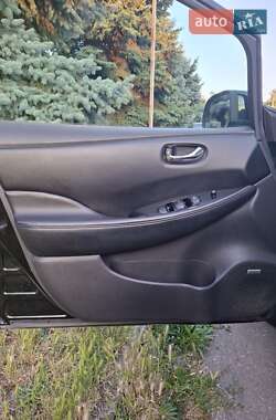 Хэтчбек Nissan Leaf 2013 в 