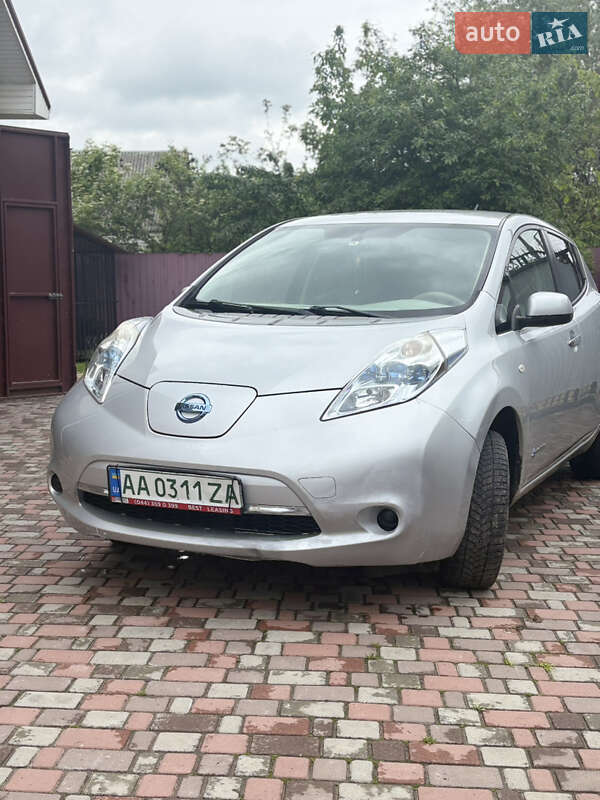 Хэтчбек Nissan Leaf 2012 в 