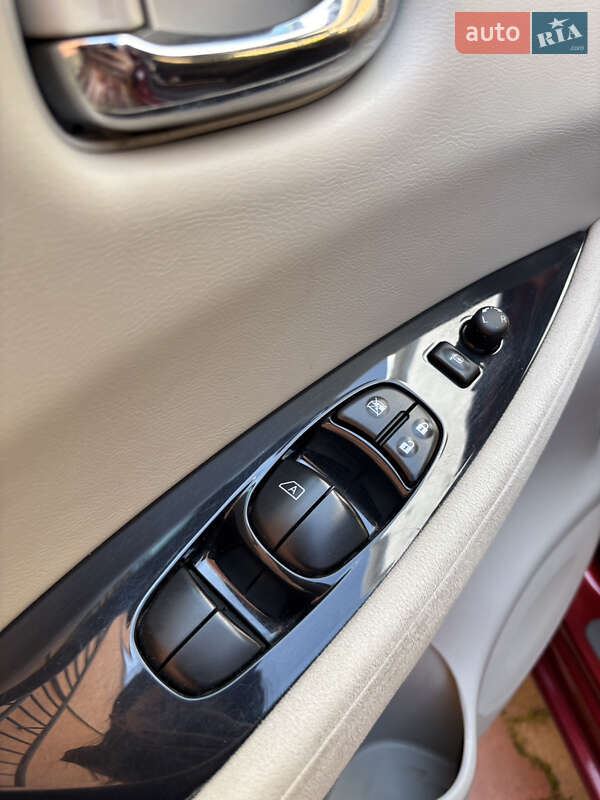Хетчбек Nissan Leaf 2012 в Чернівцях
