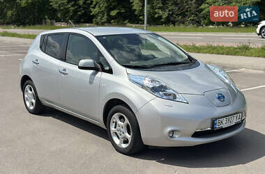 Хэтчбек Nissan Leaf 2012 в 