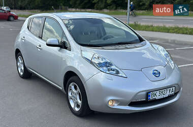 Хэтчбек Nissan Leaf 2012 в 