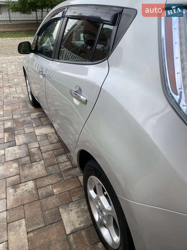 Хетчбек Nissan Leaf 2013 в Заставній