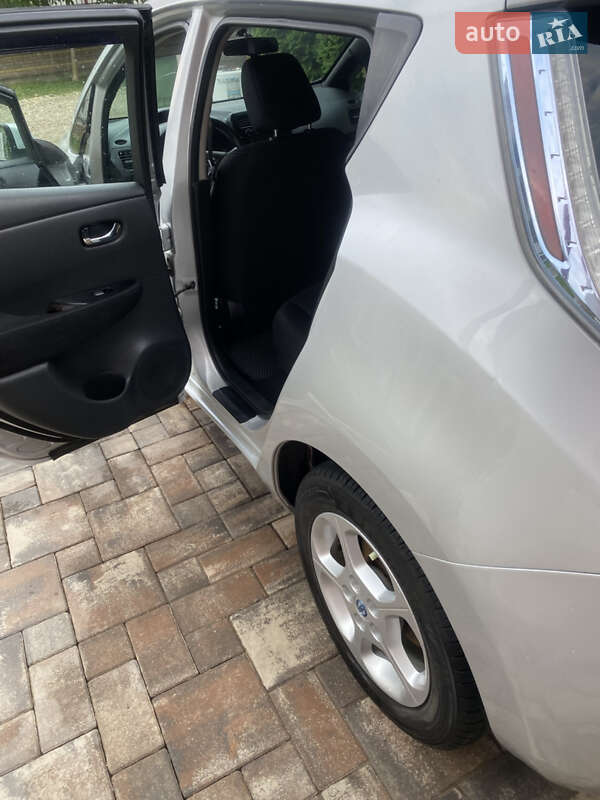 Хетчбек Nissan Leaf 2013 в Заставній