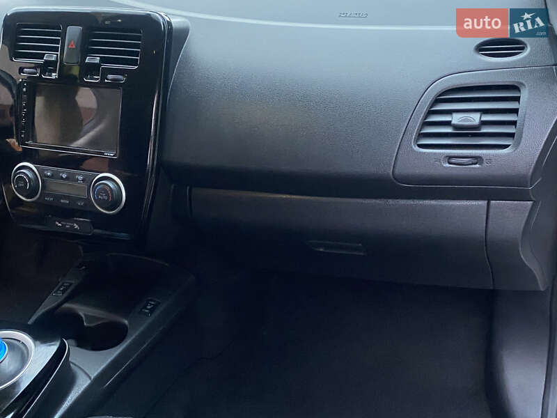 Хетчбек Nissan Leaf 2013 в Заставній