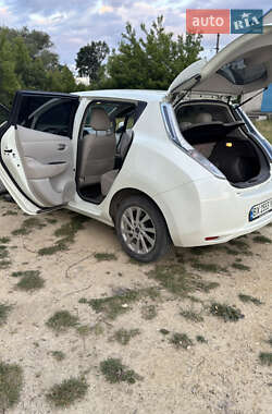 Хэтчбек Nissan Leaf 2010 в 