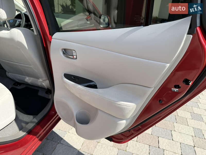 Хетчбек Nissan Leaf 2012 в Івано-Франківську
