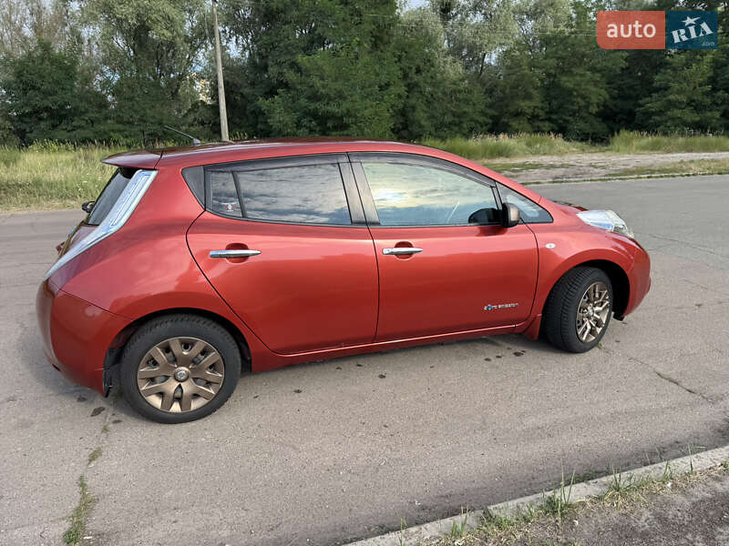 Хэтчбек Nissan Leaf 2015 в Киеве