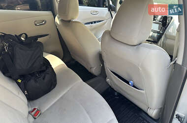 Хэтчбек Nissan Leaf 2011 в 