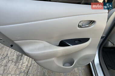 Хэтчбек Nissan Leaf 2011 в 
