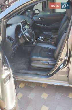 Хетчбек Nissan Leaf 2015 в 