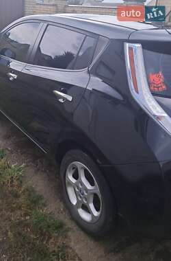 Хэтчбек Nissan Leaf 2011 в 