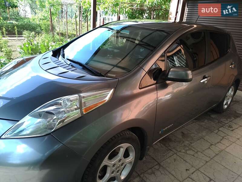 Хэтчбек Nissan Leaf 2015 в Днепре