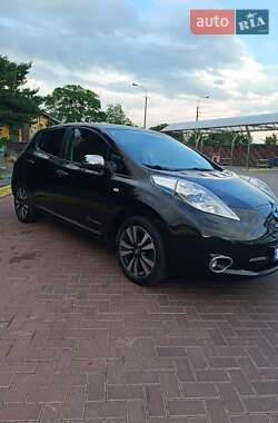 Хэтчбек Nissan Leaf 2015 в 