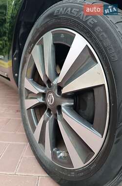 Хэтчбек Nissan Leaf 2015 в 