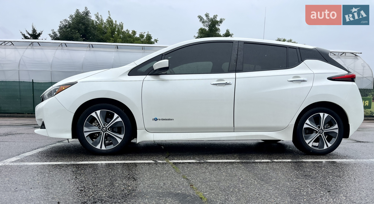 Nissan Leaf 2019 SV 

Авто 2019року випуску 
Оригінальний пробіг 22тис/км
Все в рідній фарбі, замінювався тільки передній бампер 
Безпека вся ціла
Авто пригнане із Miami, від страхової 
Обслуговувалось на офіційному сервісі Nissan Florida

Асистент сліпих зон, дистронік, адаптивний  круїз контроль, клімат контроль навігація , адаптивне освітлення LED,сервісні книжка, електр. регулювання сидіння, навігація, Apple CarPlay, Android Avto, камера заднього виду, без ключовий доступ, система e-Pedal.

Автомобіль без нюансів , як новий з салону , є присутня заводська плівка з салону 

Запас ходу приблизно 265- 280ки , в залежності від спсосбу використання. 
Швидкісний  порт Chademo, та повільна зарядка з можливістю приймання 7kW/год.
SOH батареї 93%
Є зимова резина Nokian та літня Michelin 

При необхідності можу зробити додаткові фото та відео 

Можливий також продаж за криптовалюту 

Торг присутній в розумних межах 


