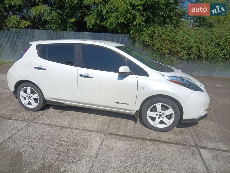 Хэтчбек Nissan Leaf 2015 в Мукачево