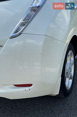 Хэтчбек Nissan Leaf 2012 в 