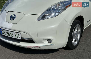 Хэтчбек Nissan Leaf 2012 в 