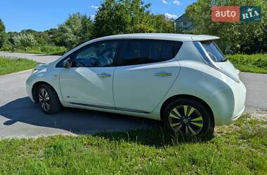 Хэтчбек Nissan Leaf 2013 в 