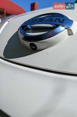 Хэтчбек Nissan Leaf 2013 в 
